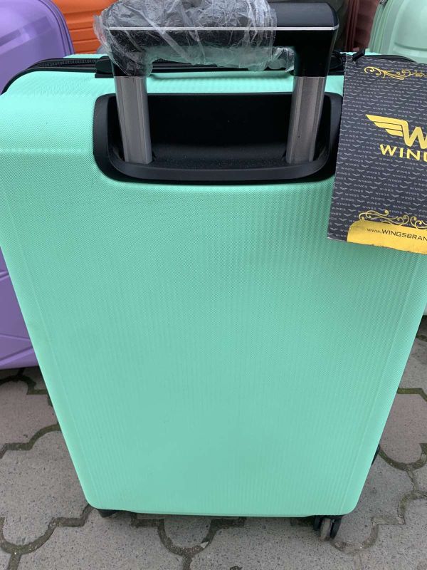 Середня пластикова валіза Wings